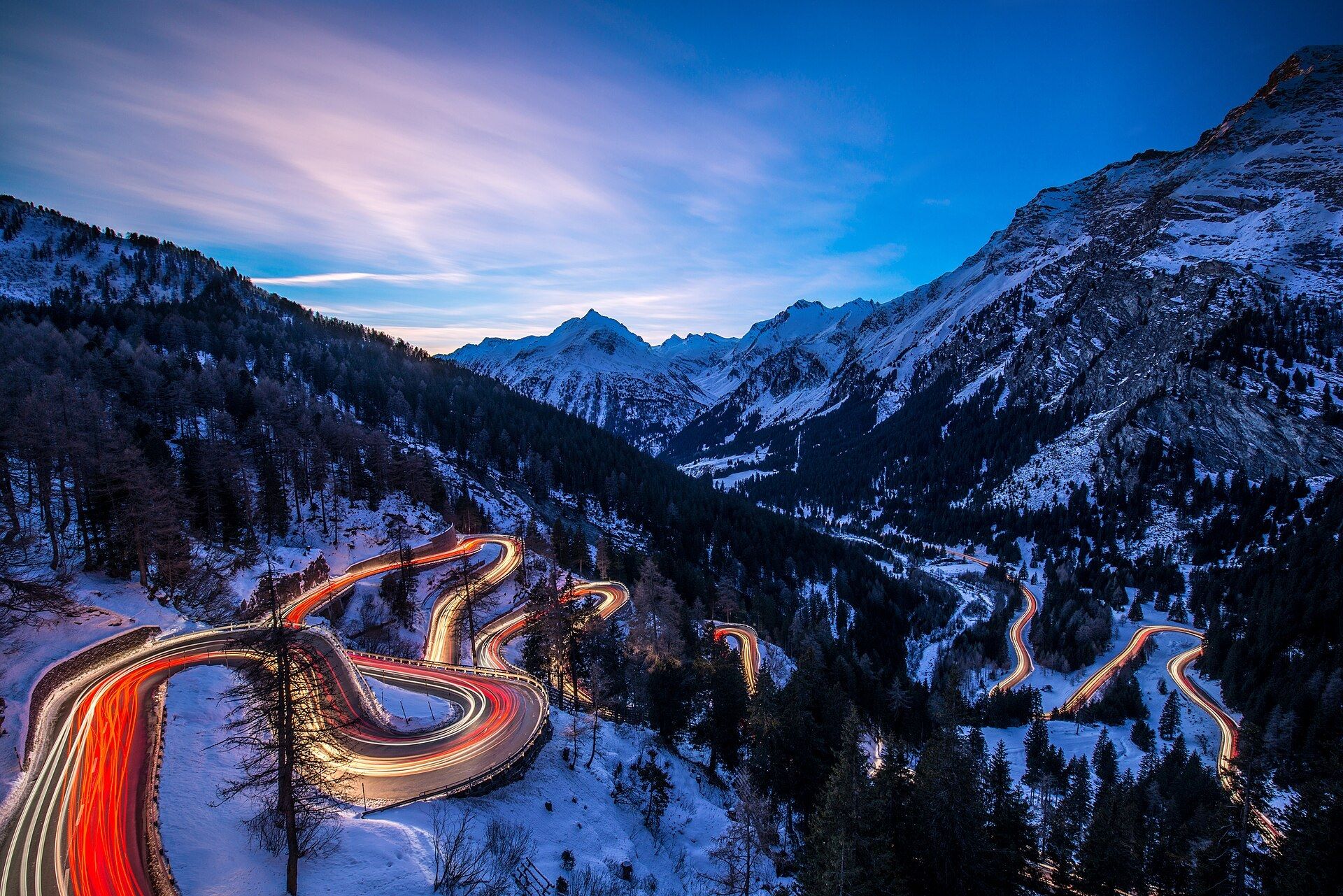 Lacets du col de la Maloja illuminés par les phares
